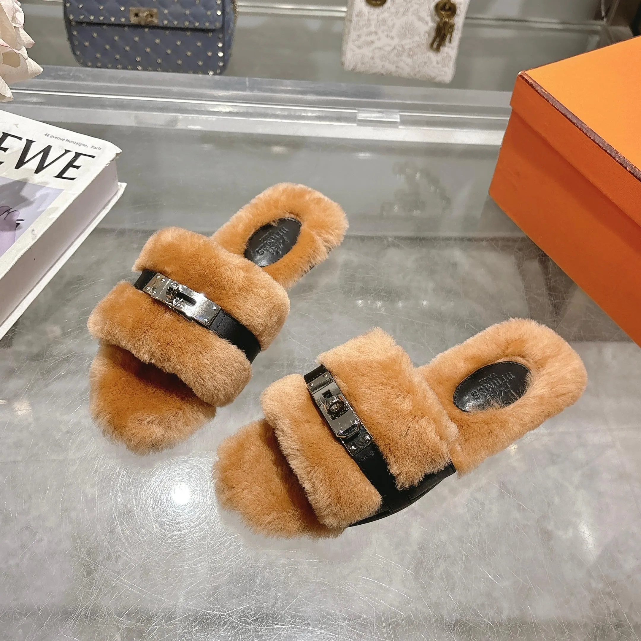 👟👟Ex-factory price 500👟👟 Purchasing agent level Hermes Hermès second uncle hair slippers are in stock all year round. 2025 new and new colors official website, Xiaohongshu synchronizes the latest color matching Hermès hot models are hot online, upgraded workmanship, high quality! Fashionable small wool H-trailers, autumn and winter style flat-soled wool mop, can be customized without standard, non-refundable and non-exchangeable. Fabric: Imported lamb's roll real wool. Lining: Imported lamb's roll real wool. Outsole: Genuine leather outsole. Size: 35-43, [Note: 41, 42, 43 customized]